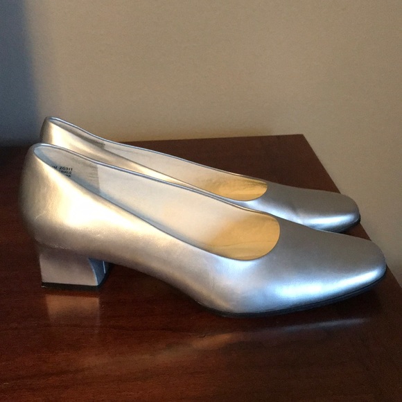I Comfort Shoes I Comfort Silver Low Heel Pumps Size 10 M